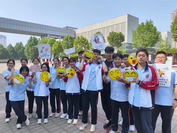 笑一个吧!——郑州市实验高中开展世界微笑日活动